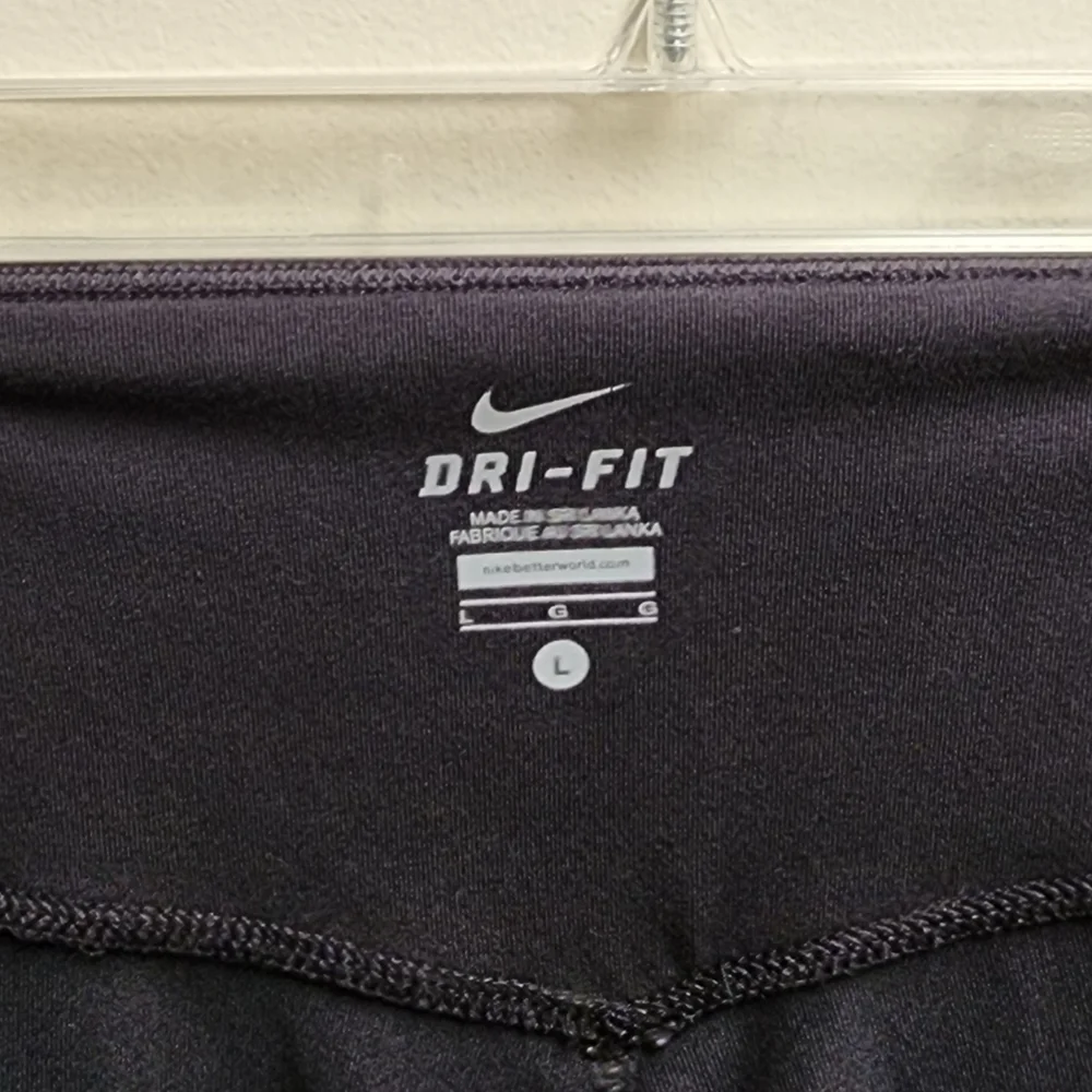 Nike DriFit Black Leggings Cropped Size L